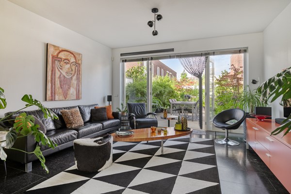 Te koop: Moderne 4-laagse kadewoning met eigen garage, royale daktuin én spectaculair uitzicht over het water – wonen op Katendrecht was nog nooit zo compleet.
